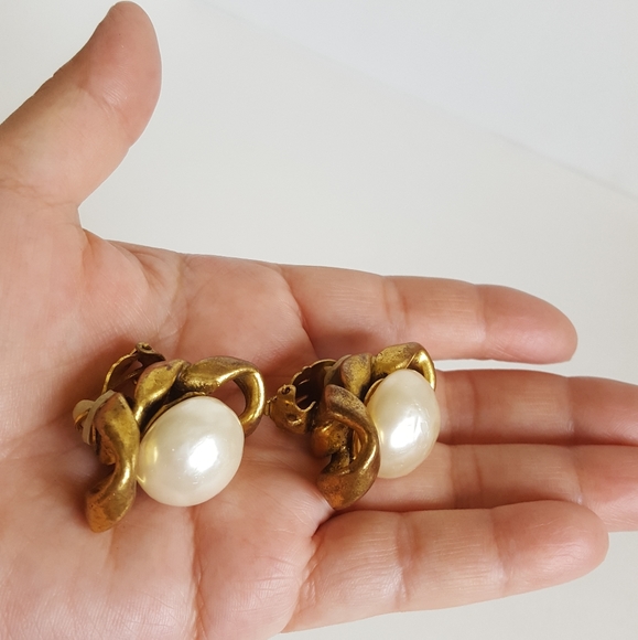 CHANEL RARE 1983Baroque Pearl Chunky Knot Earrings - Picture 8 of 16